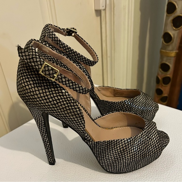 Betsey Johnson black and white lace platform heels, size 8 good condition. - Picture 1 of 6